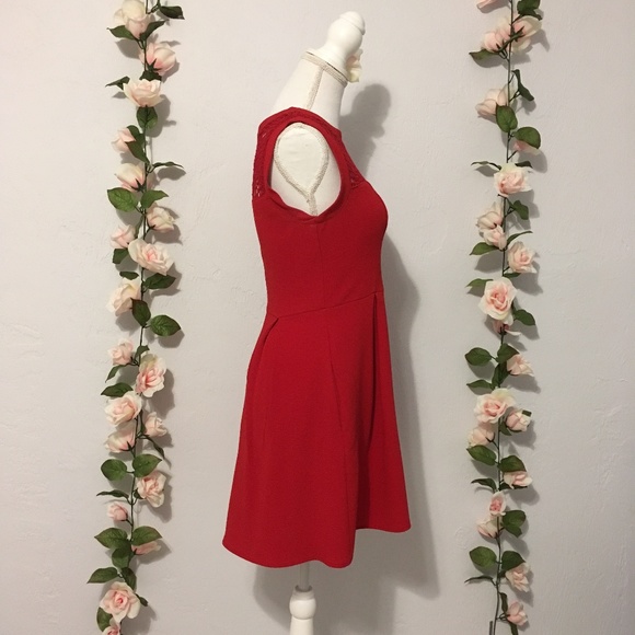 Red Lace Sleeveless Dress - Picture 2 of 7